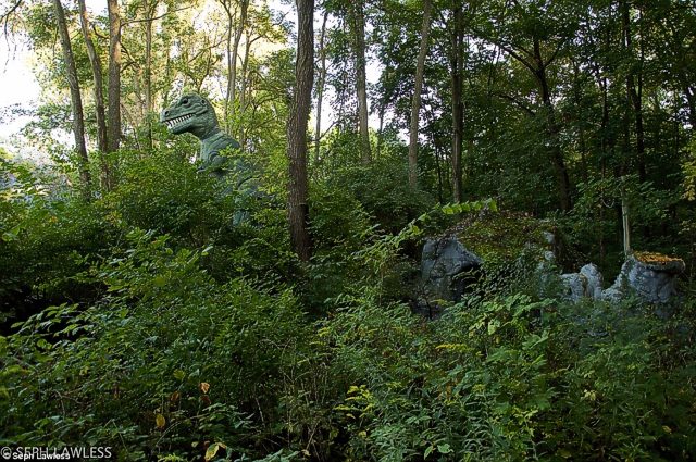 dinossauro8 Curiosidades: Jurassic Park da vida real abandonado em uma floresta