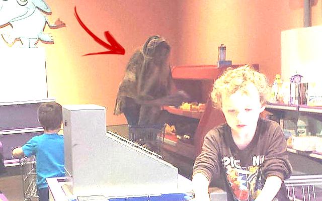 museu4 Bizarro: Fantasma assustador fotografado em museu