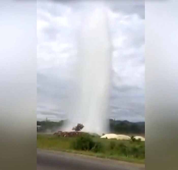 Cachoeira-desce-do-ceu-1 Chocante: Inacreditável cachoeira, desce do céu lembrando muito os milagres bíblicos