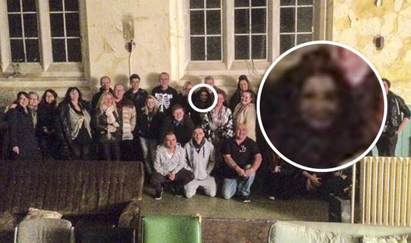 fantasma-abusado-1 Abusado: Fantasma fotografado no meio de vários Caçadores de Fantasmas